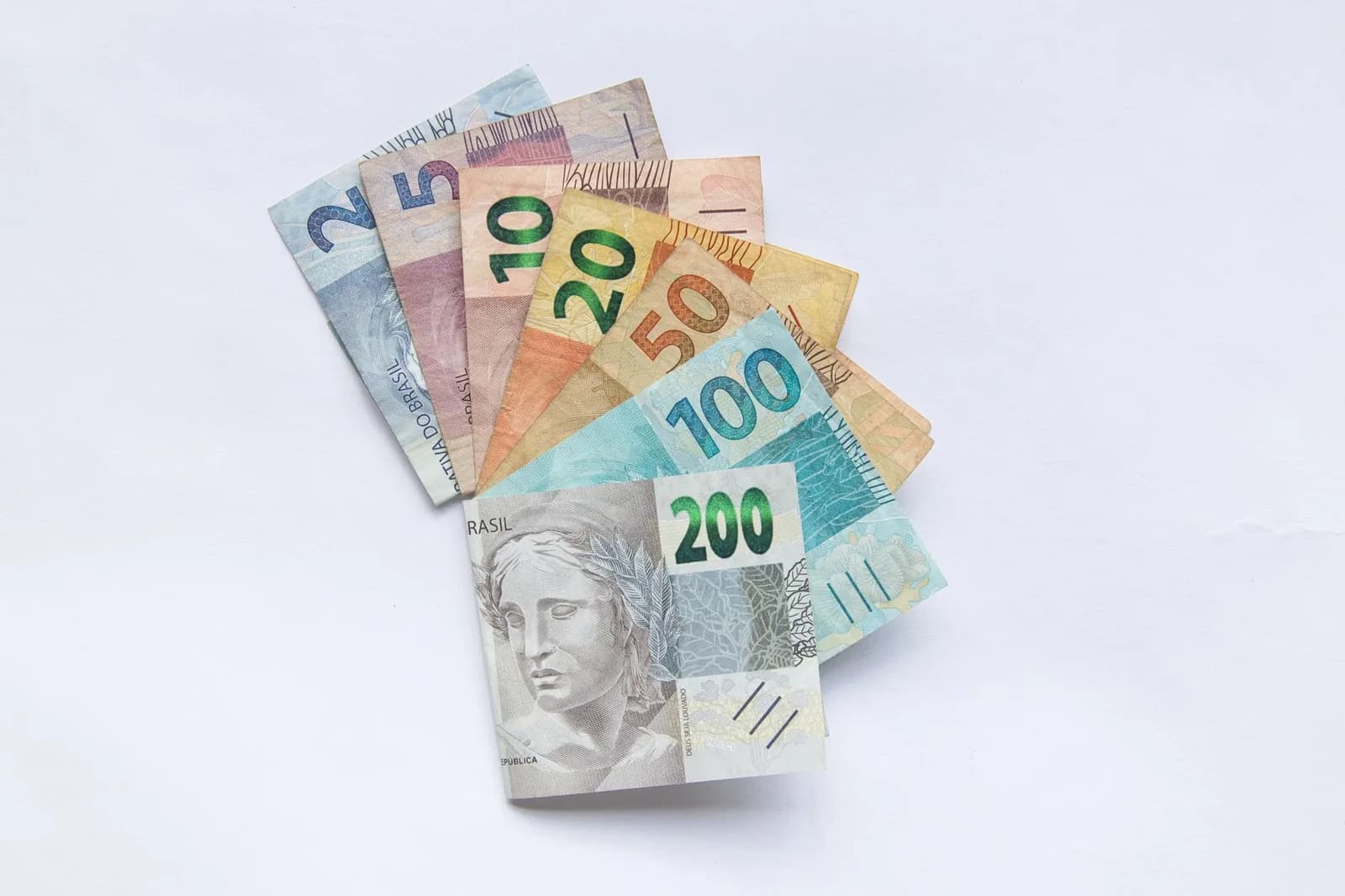 Cédulas de dinheiro e calculadora