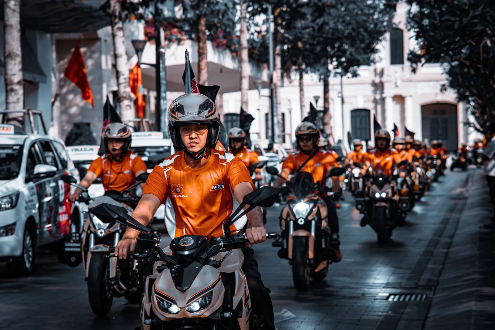 Motociclista em via urbana