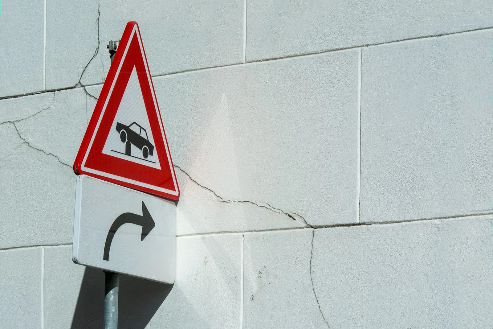 Triângulo de sinalização na via após acidente