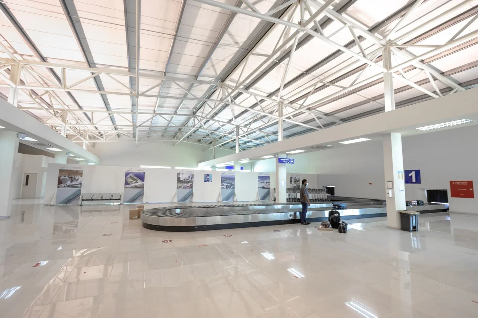 Malas na esteira de bagagem do aeroporto