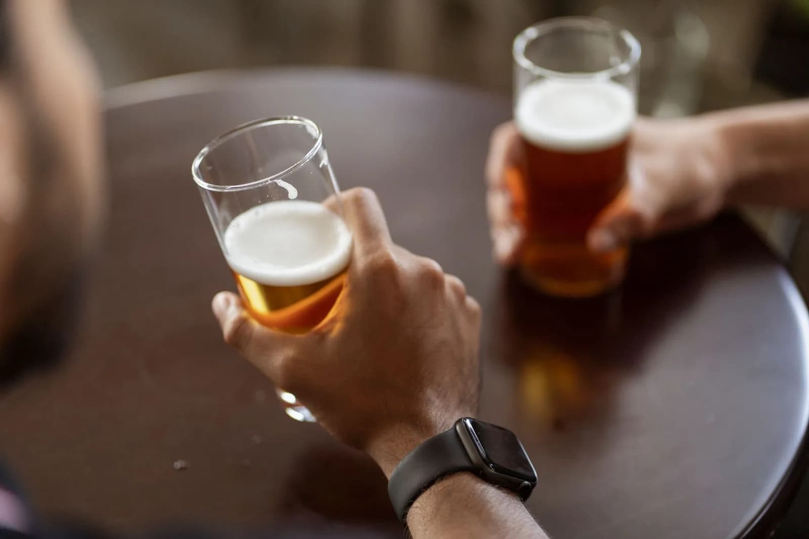 Bebidas alcoólicas sobre a mesa