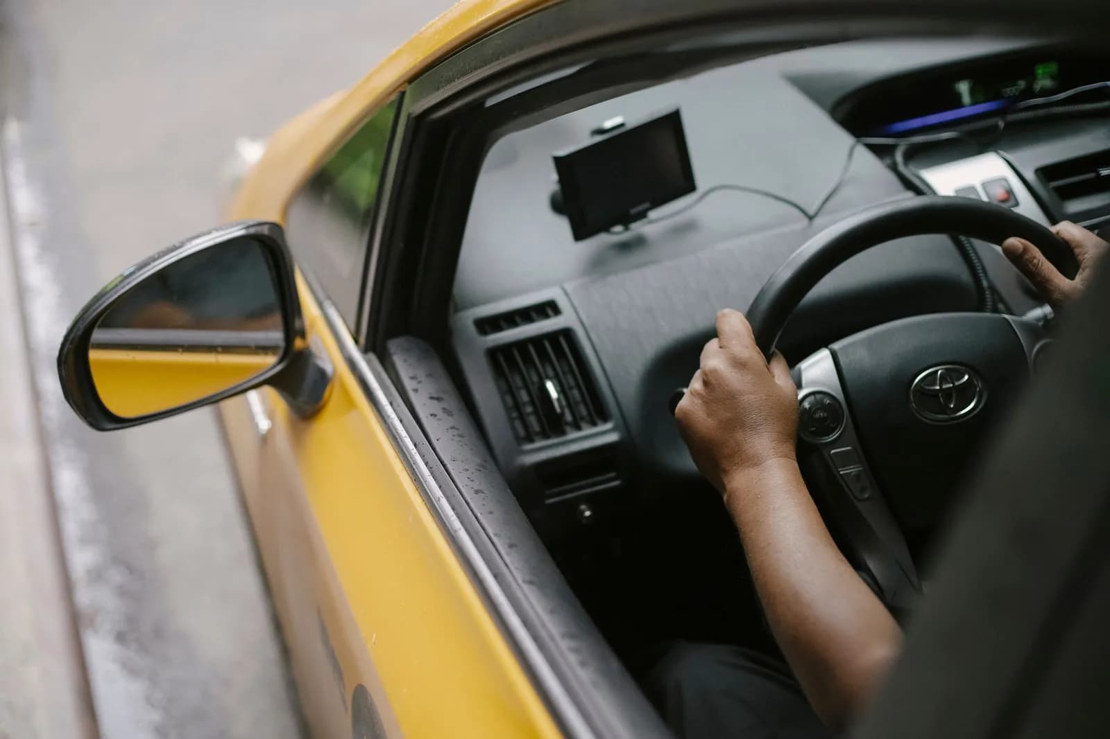 Motorista ao volante em via urbana