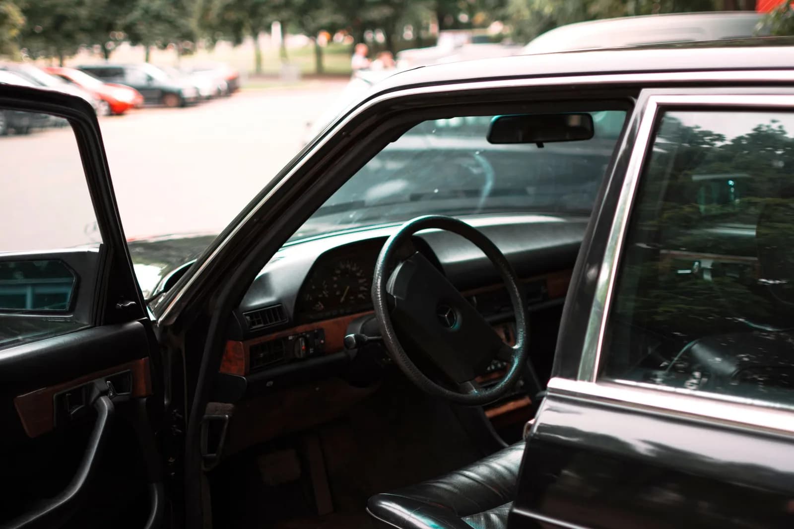 Chaves do carro sobre a mesa