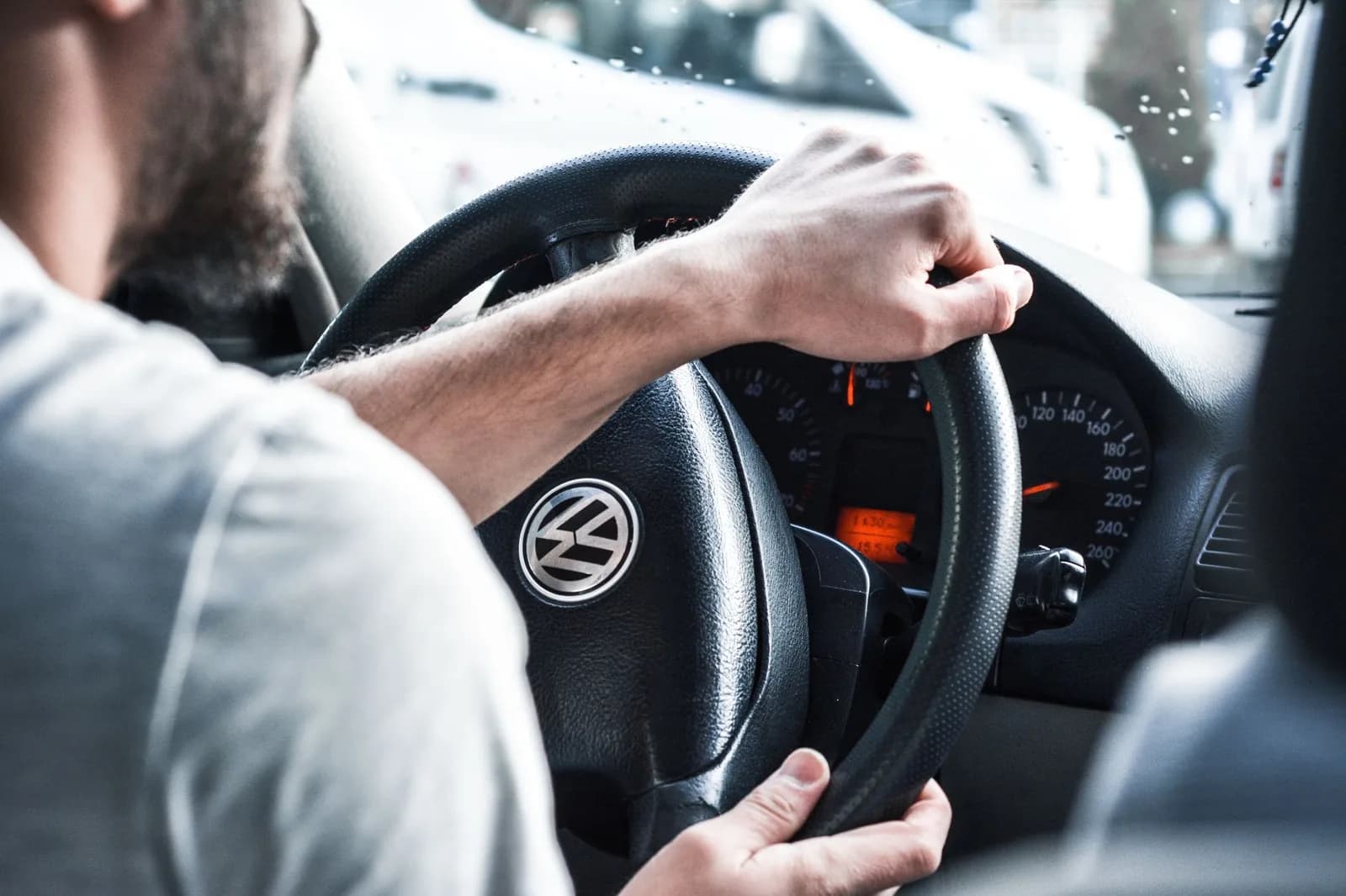 Motorista ao volante