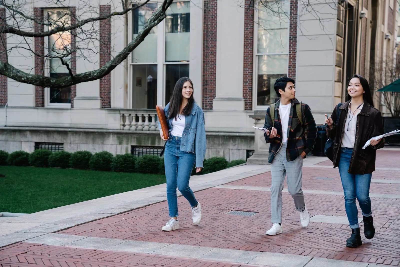 Estudante universitário com livros e material de estudo