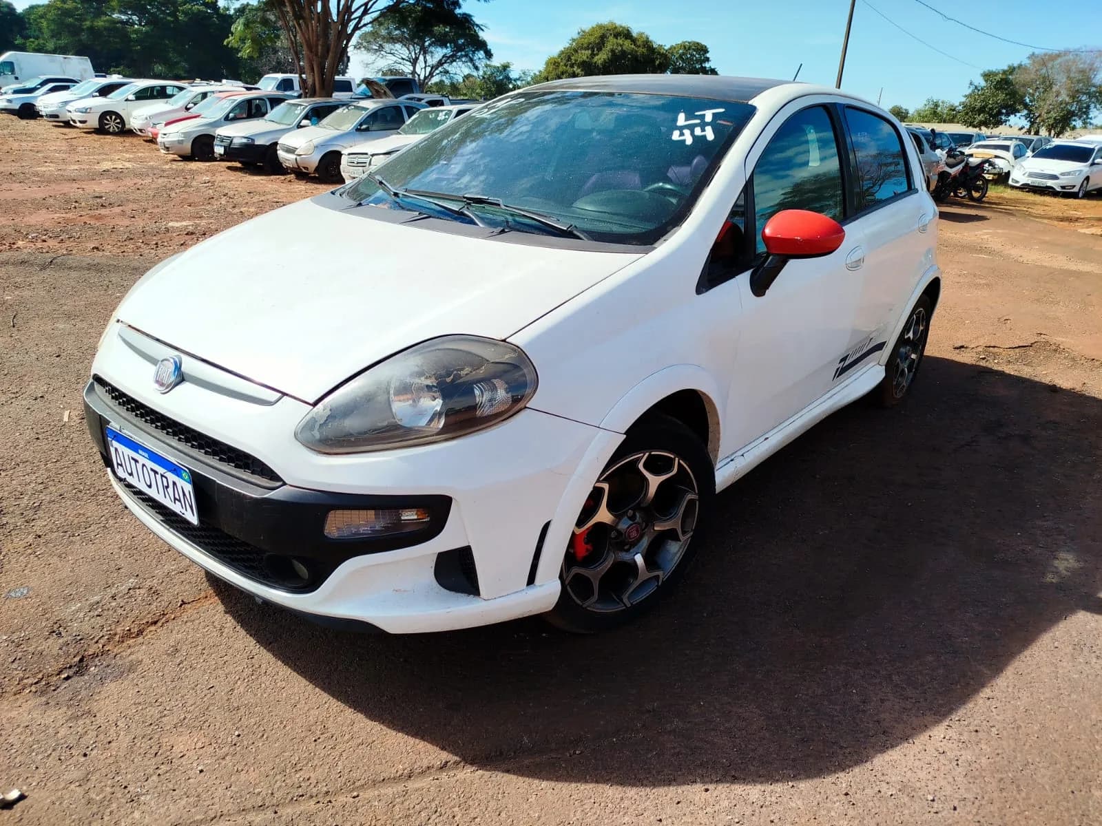 Carro com número de lote no vidro em pátio de leilão do Detran-MS