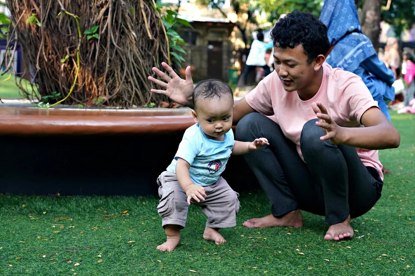 Pai e filho caminhando ao ar livre