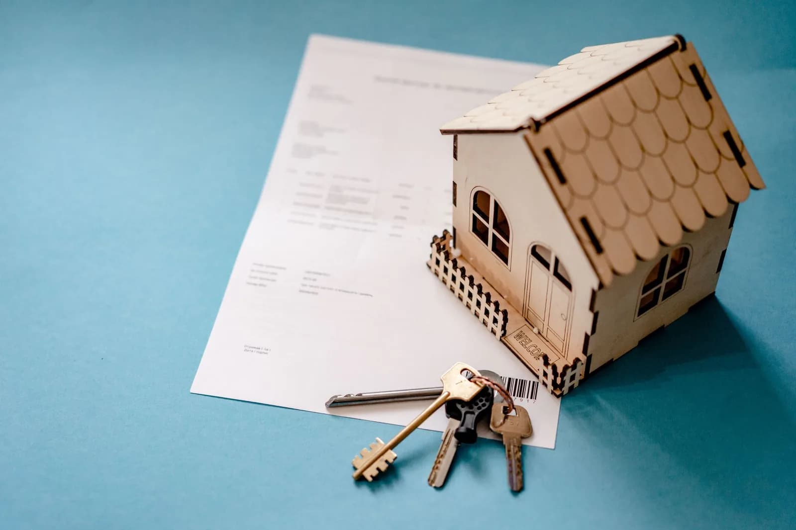 Miniatura de casa sobre documentos