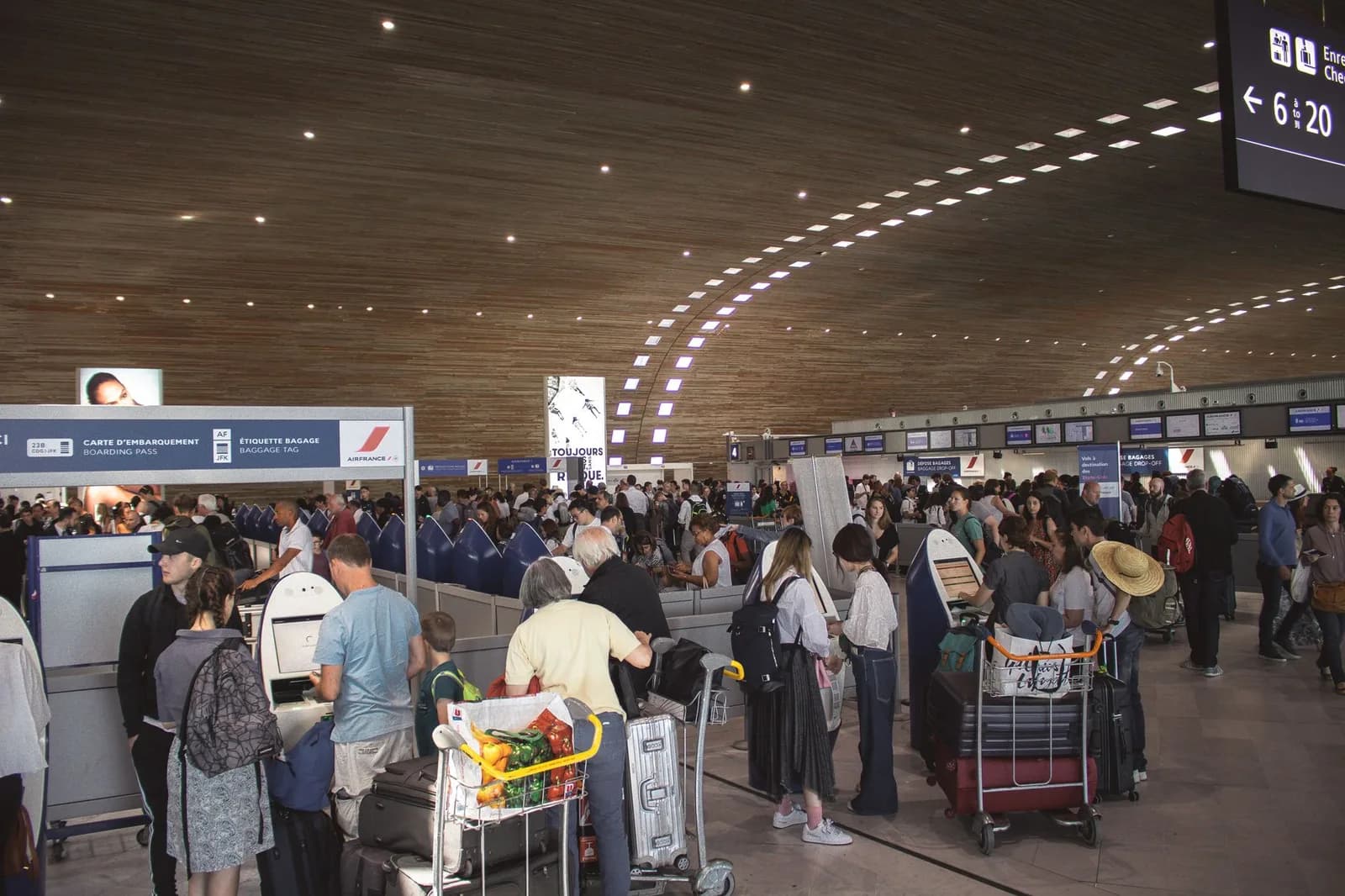 Fila de embarque no portão do aeroporto