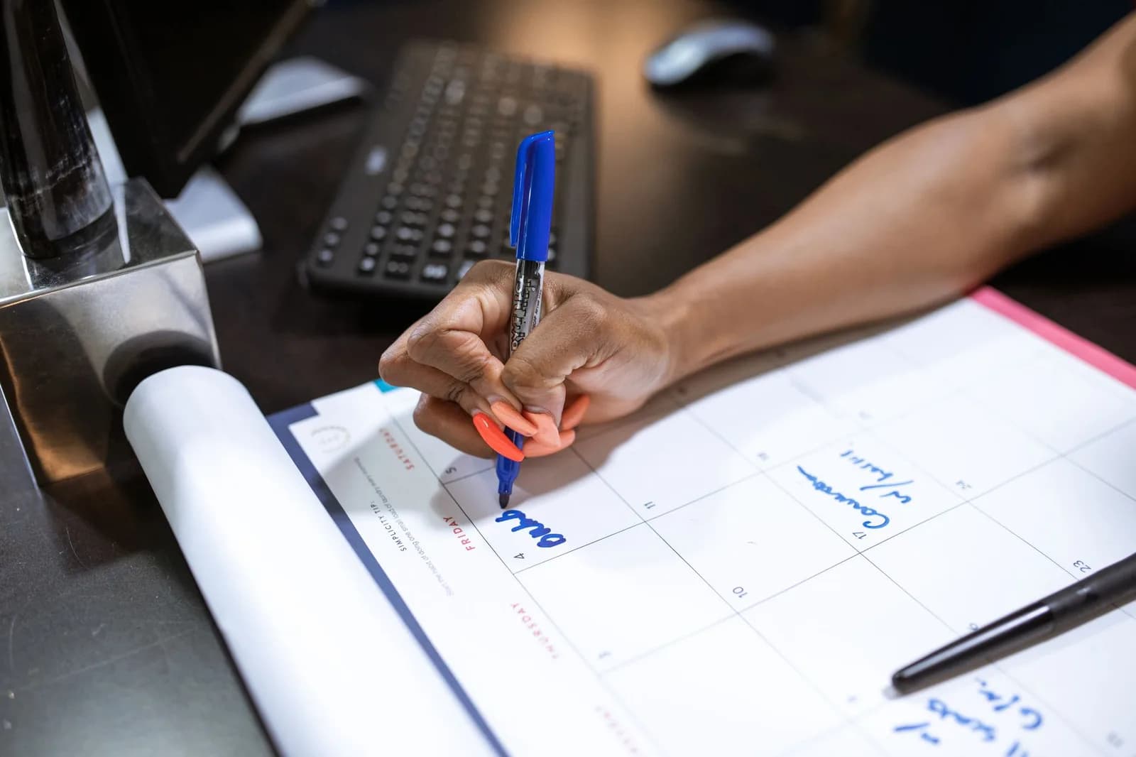 Calendário e caneta sobre a mesa