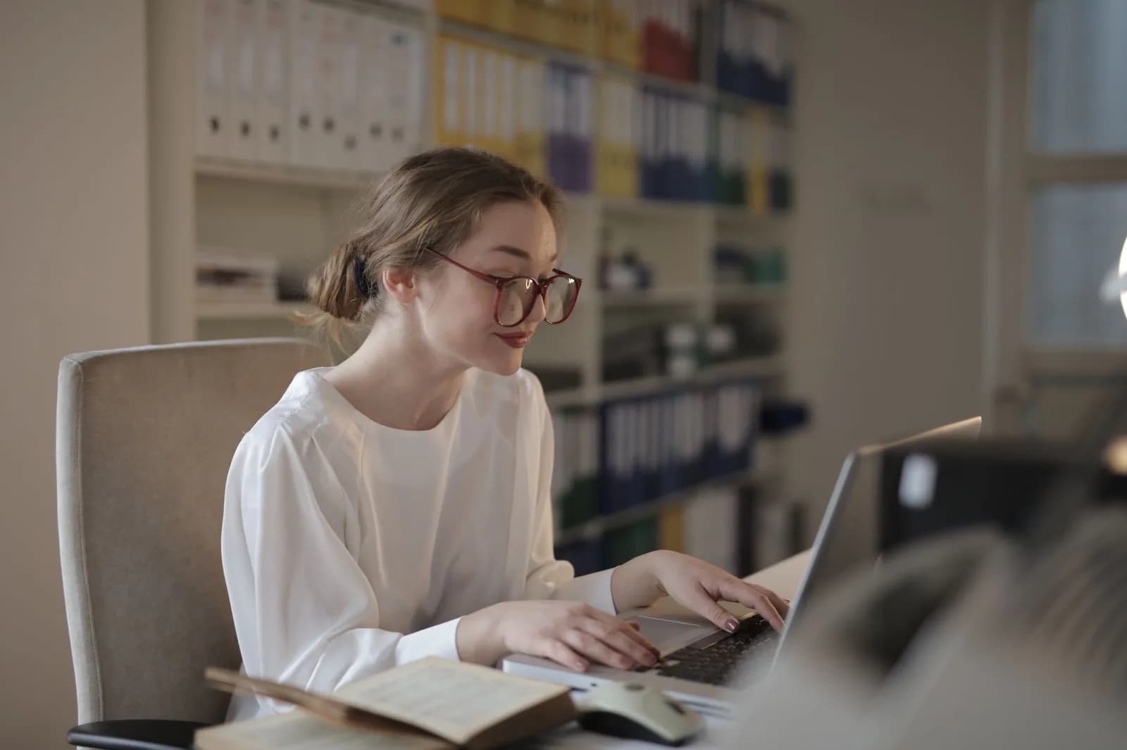 Profissional trabalhando com documentos e computador no escritório