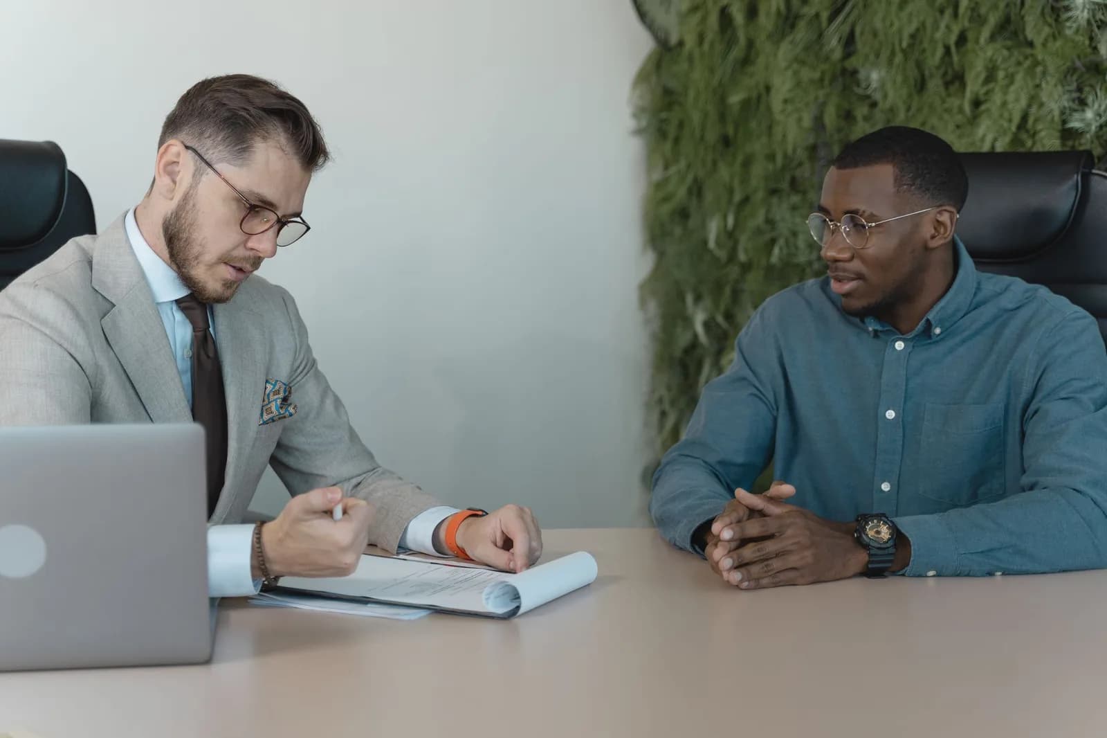 Candidato em entrevista de emprego com recrutador em ambiente profissional moderno