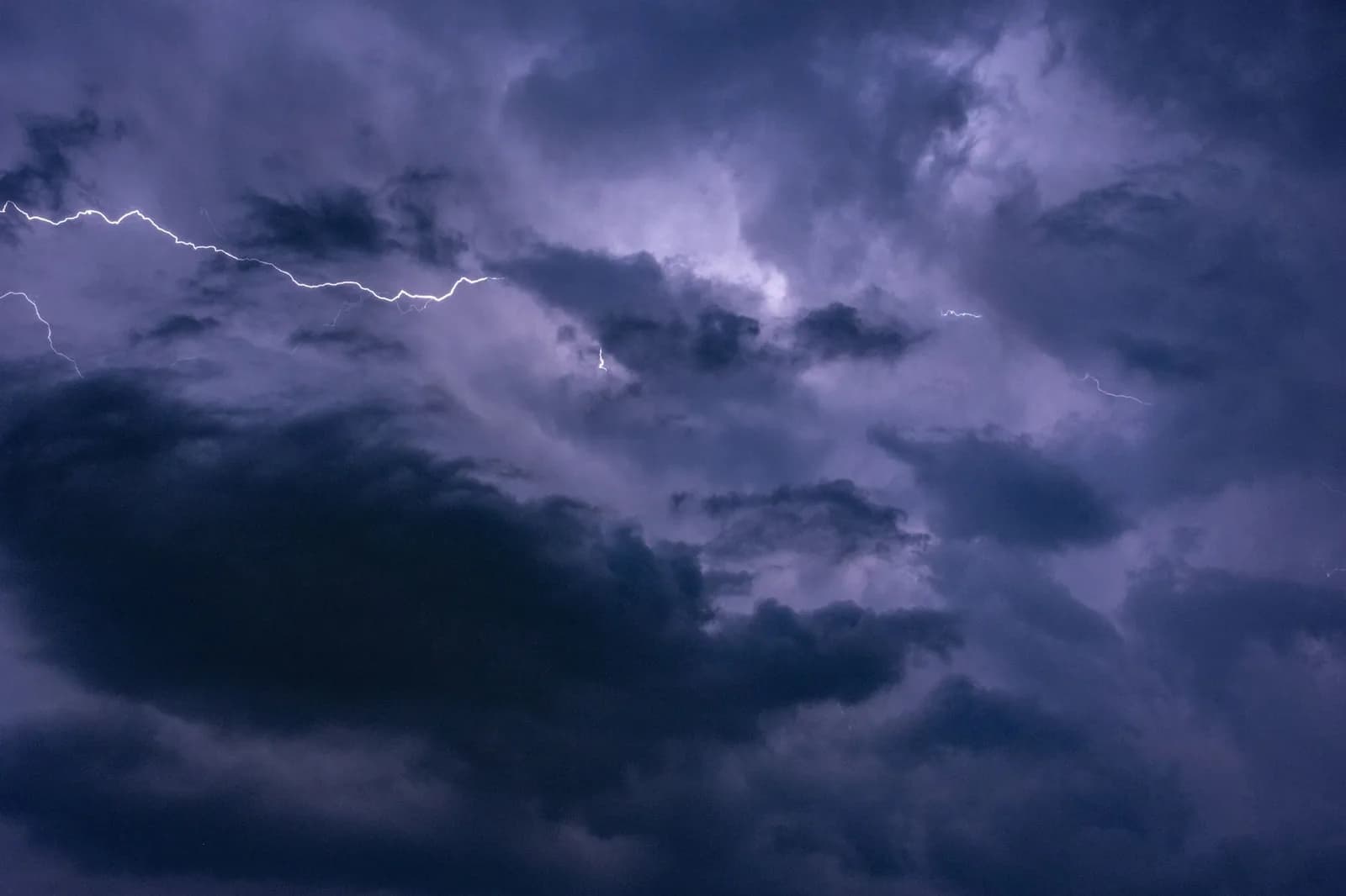 Raios iluminam céu escuro durante tempestade no Mato Grosso do Sul