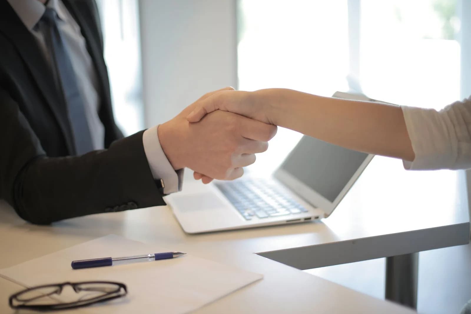 Profissionais se cumprimentando durante contratação de emprego