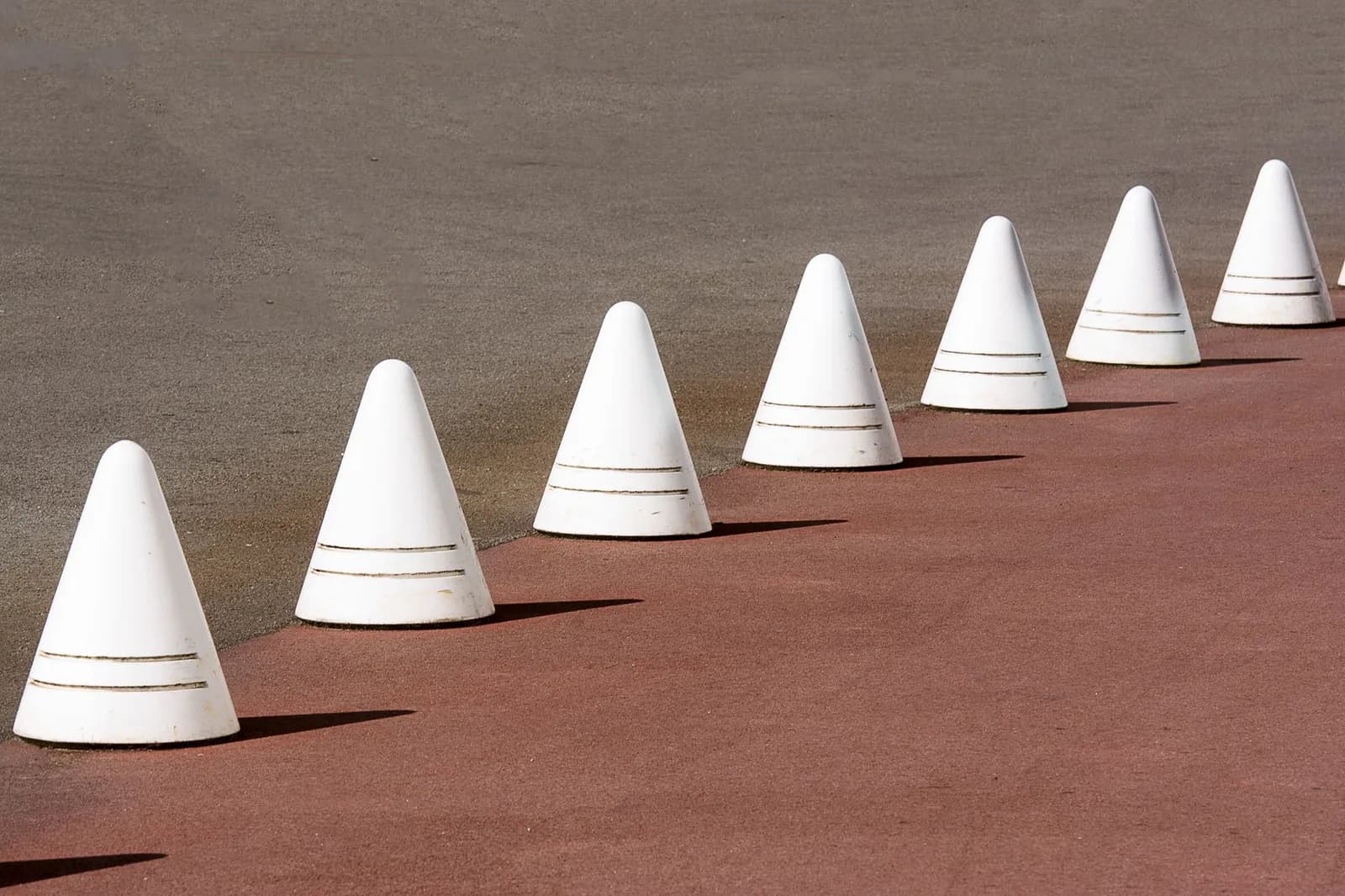 Fileira de cones de sinalização em pista, indicando bloqueio
