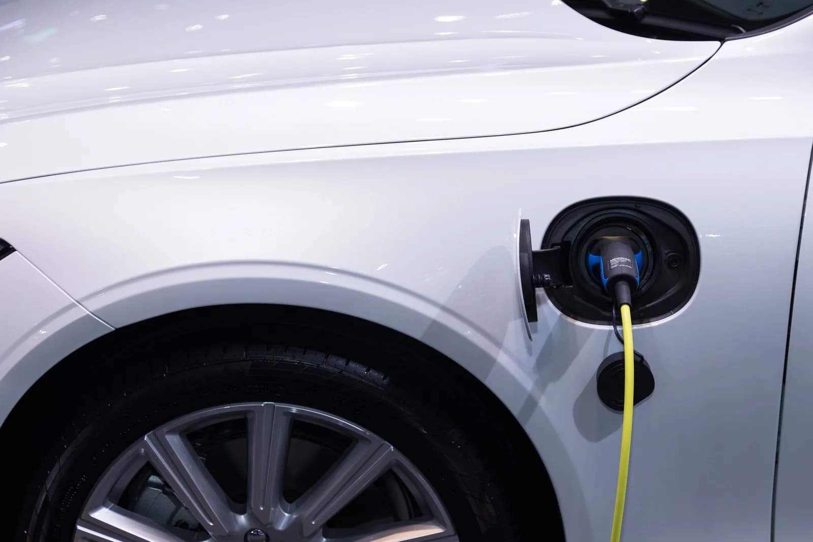 Plugue de carregamento conectado a um carro elétrico, em close