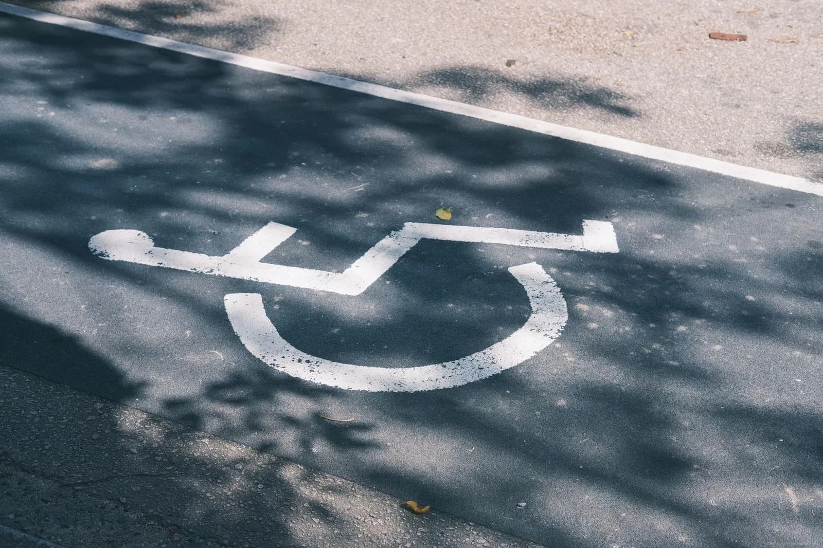 Vaga de estacionamento reservada com símbolo internacional de acessibilidade pintado no asfalto