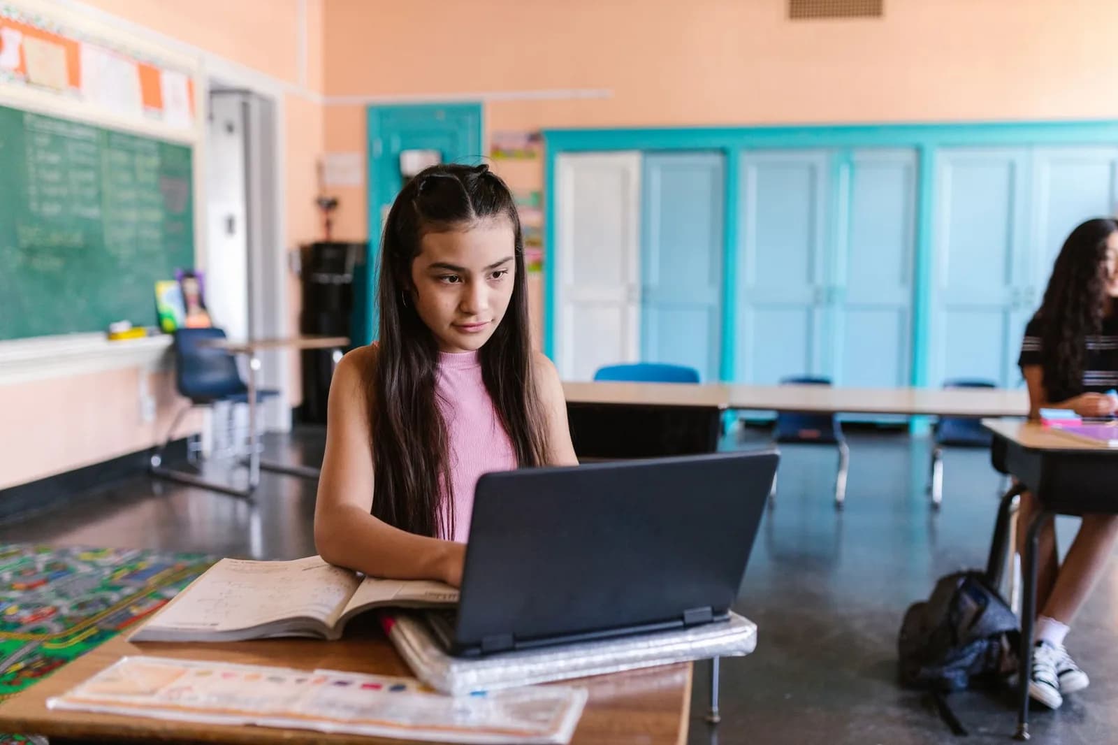 Estudante usa notebook em sala de aula