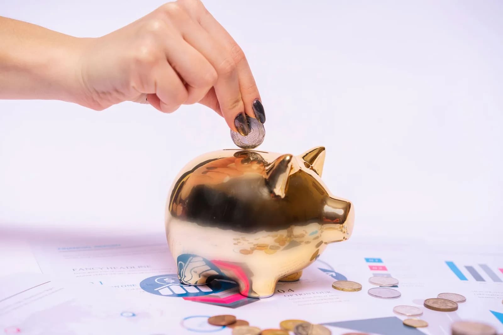 Mão colocando moeda em cofrinho dourado simbolizando renegociação de dívida