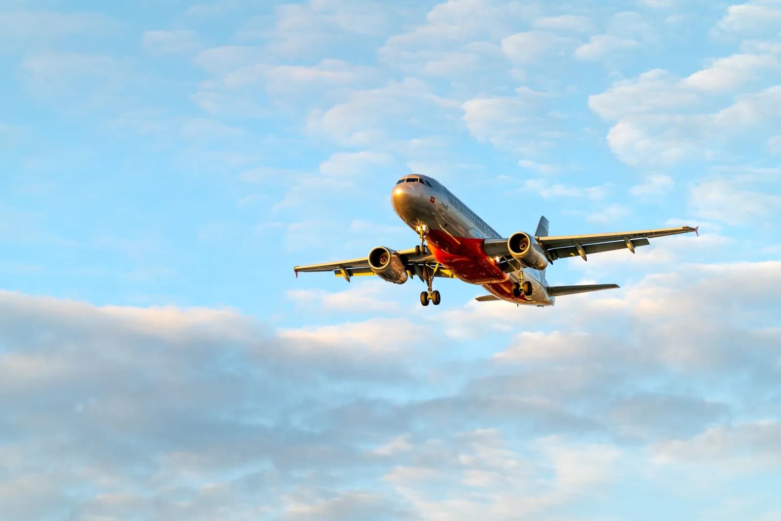 Avião comercial decolando representando milhas e viagens aéreas