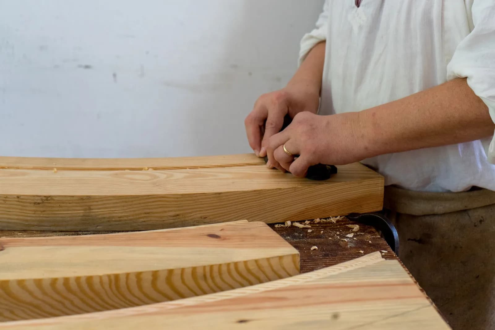 Artesão trabalhando com ferramentas manuais em oficina de marcenaria