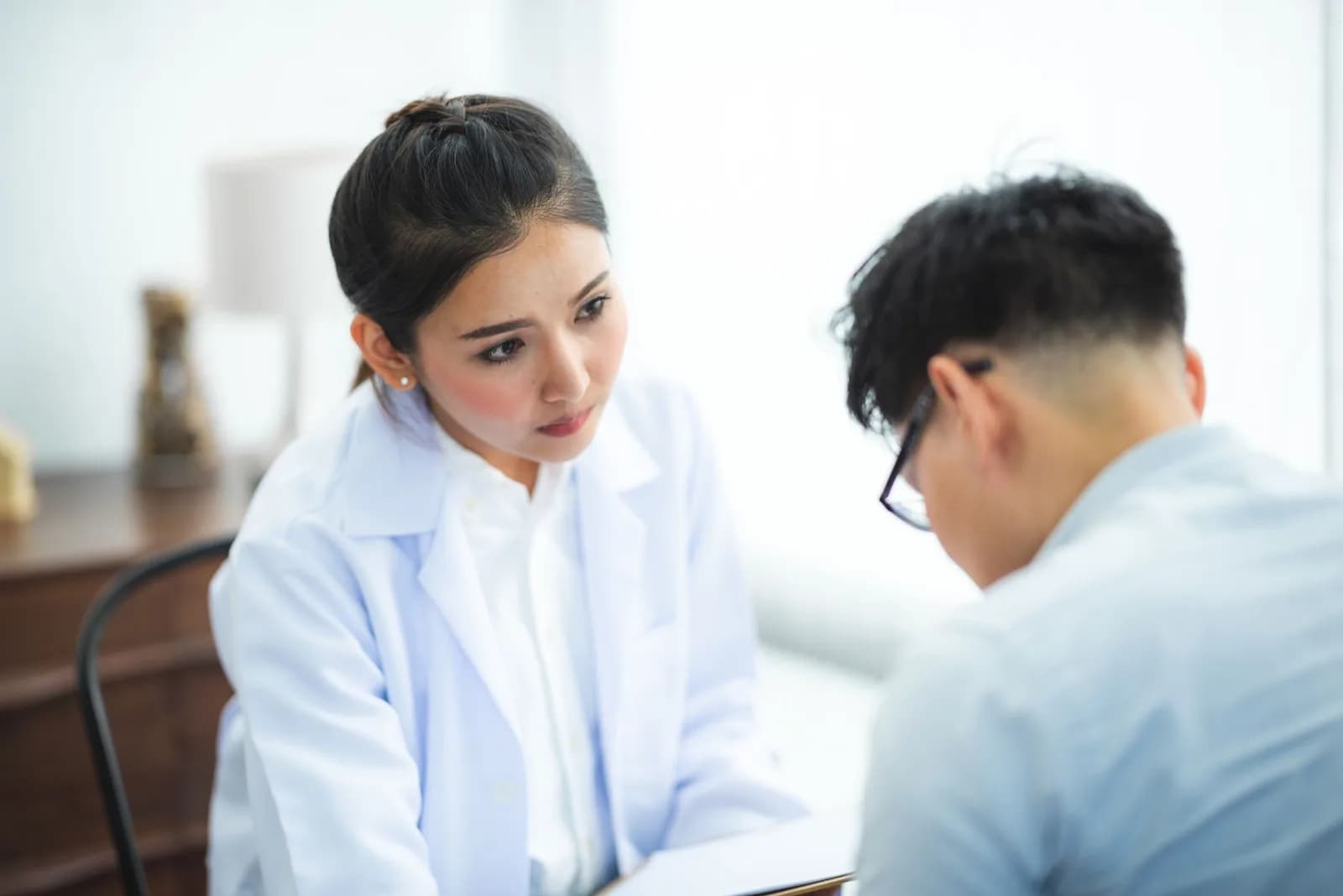 Medica conversando com paciente em consultorio de clinica hospitalar