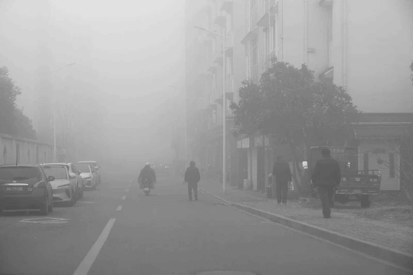 Rua da cidade com neblina densa e tempo frio durante frente fria