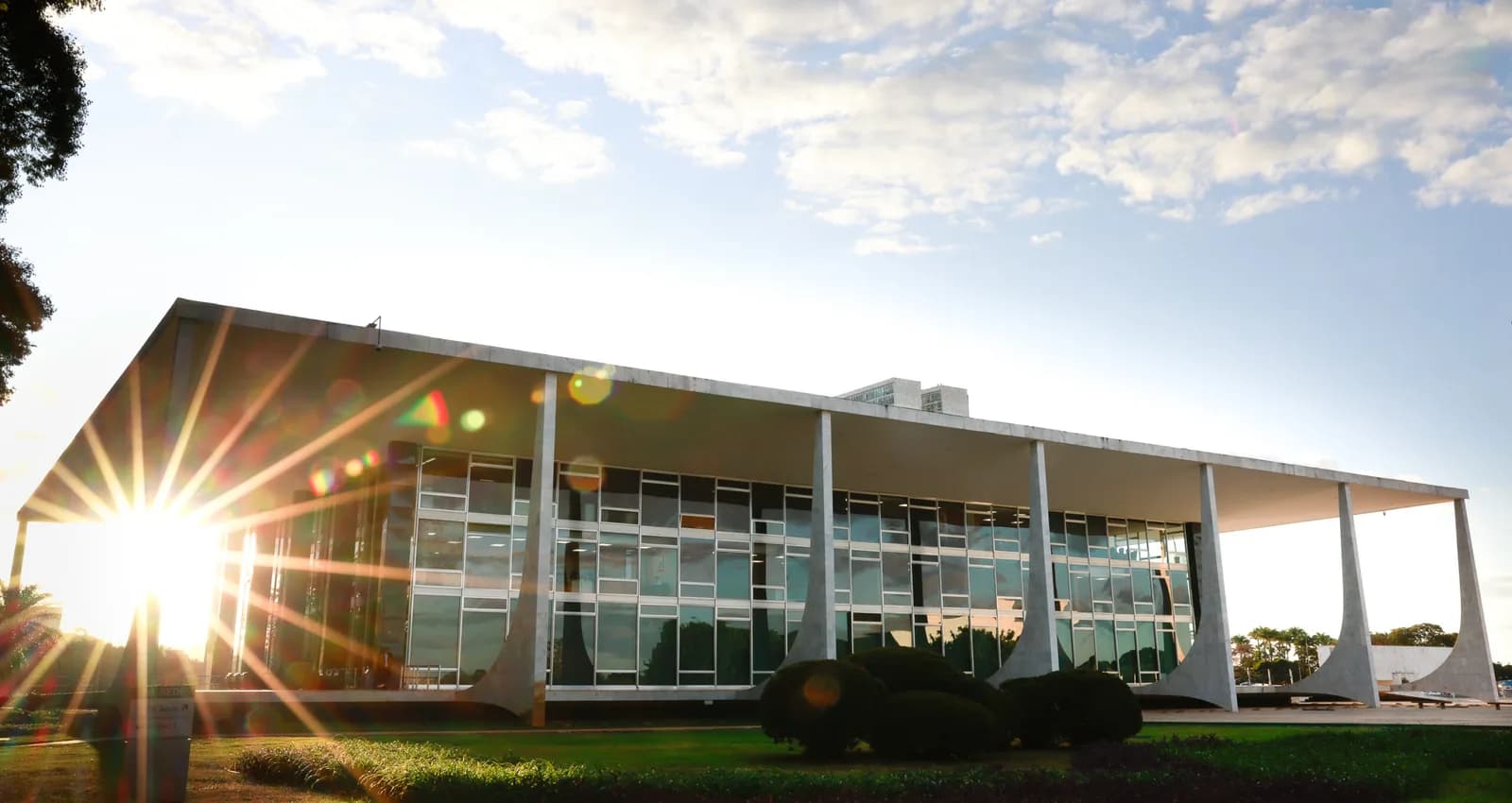Fachada do Supremo Tribunal Federal em Brasília iluminada pelo sol ao entardecer