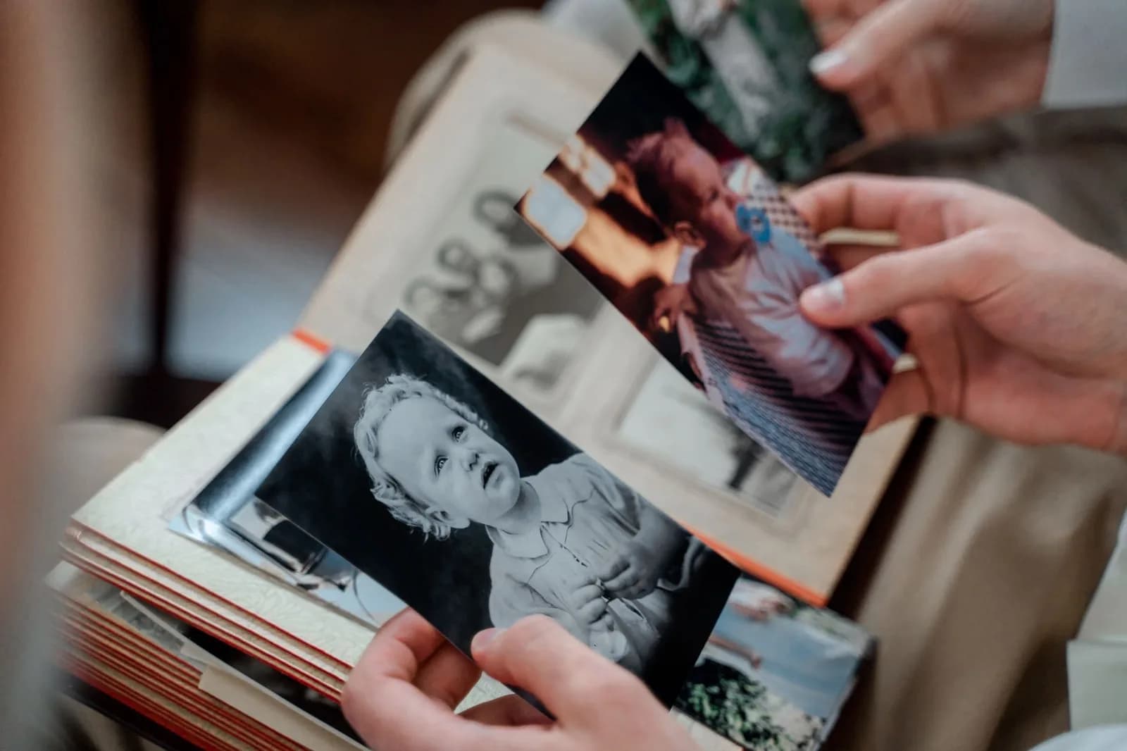 Mãos segurando fotografias antigas de família