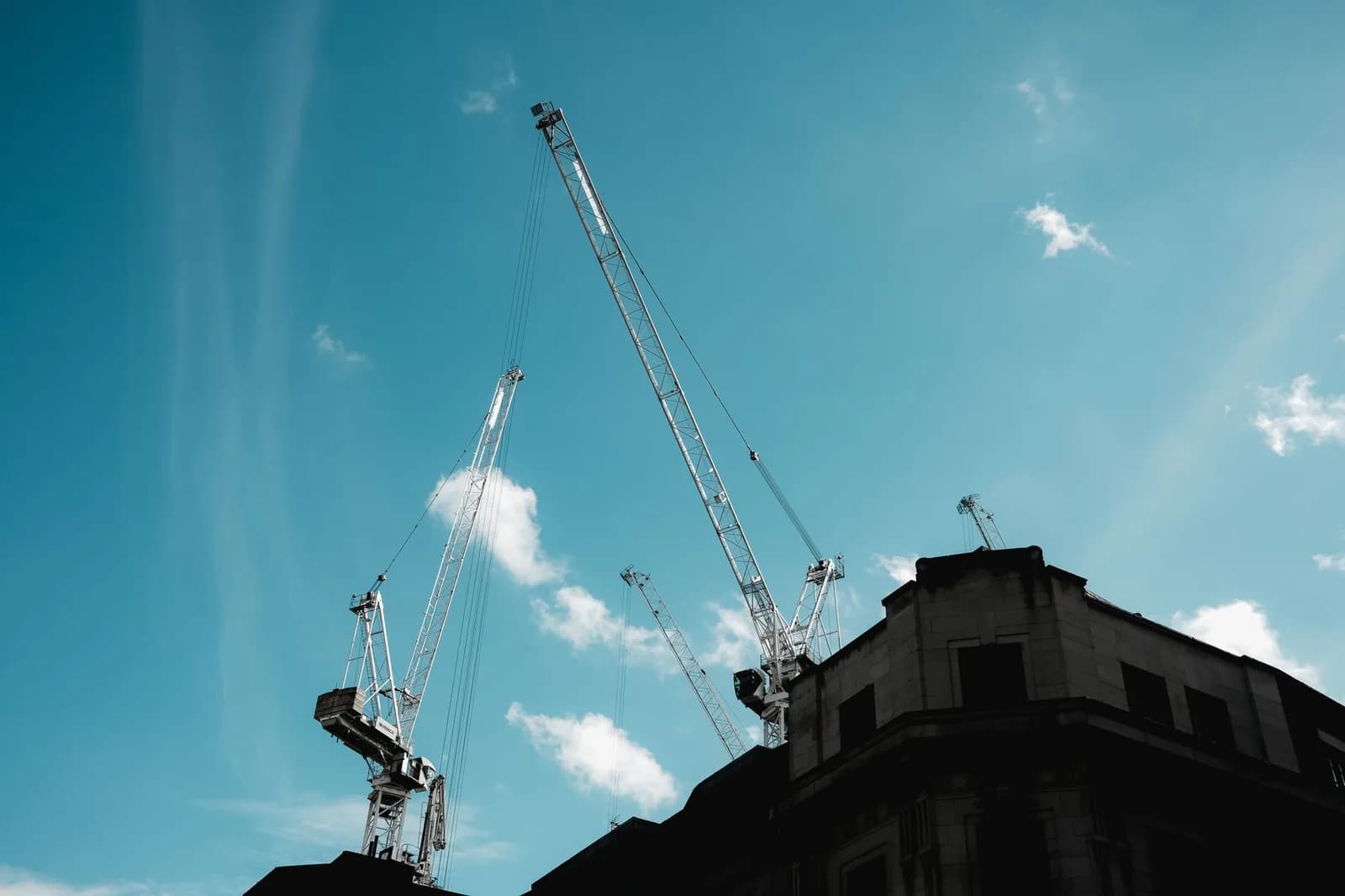 Obra de prédio residencial em construção