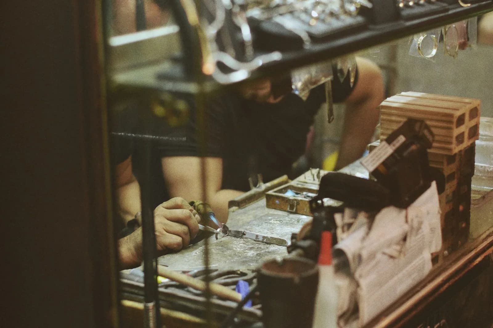 Trabalho artesanal em oficina própria