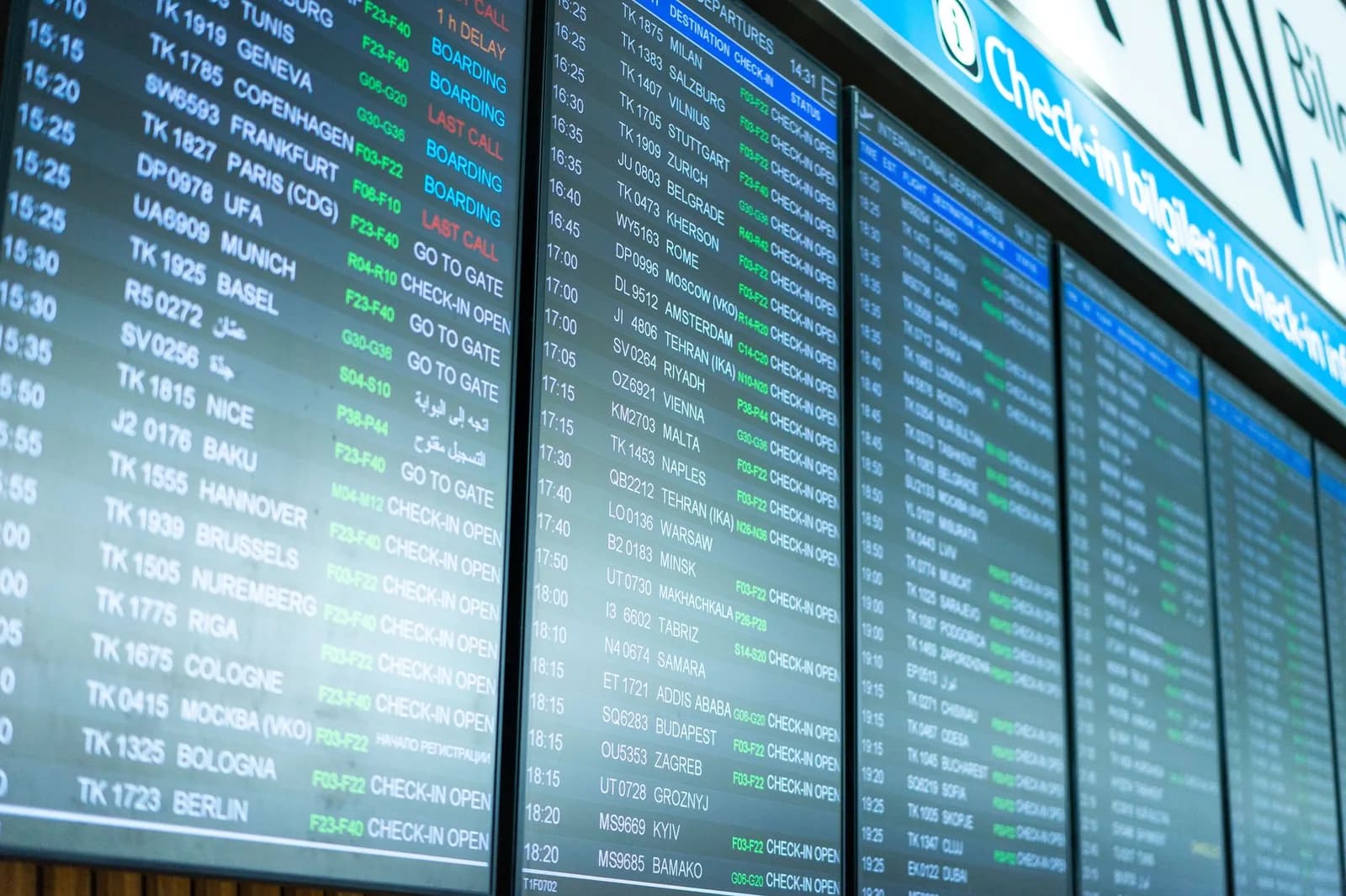 Painel de voos no aeroporto