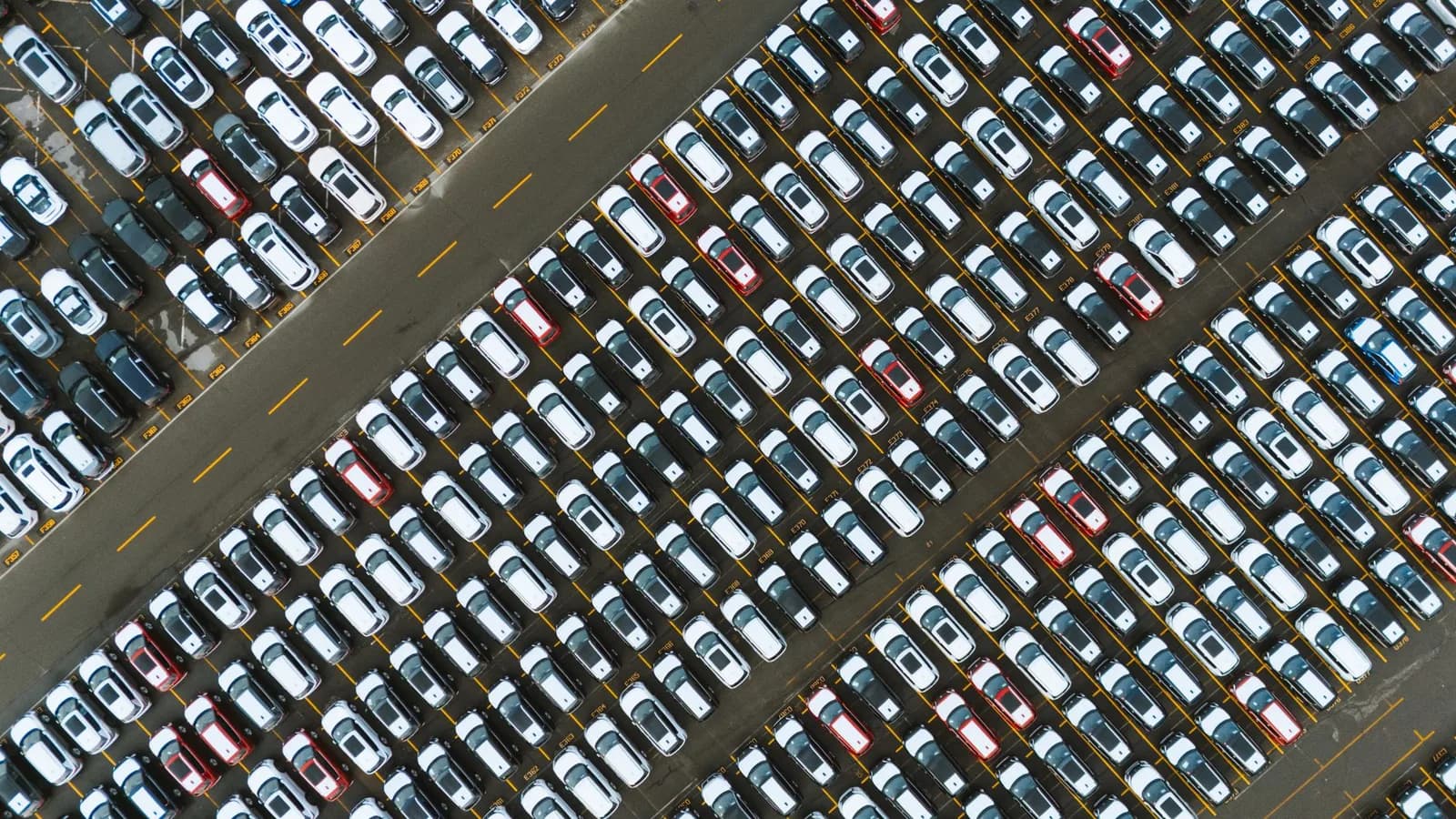 Pátio com veículos estacionados
