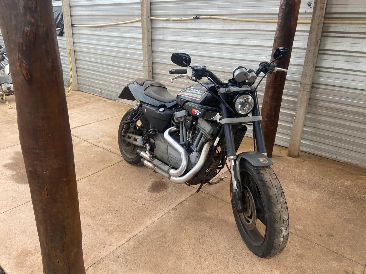 Motocicleta recolhida em pátio do Detran-MS