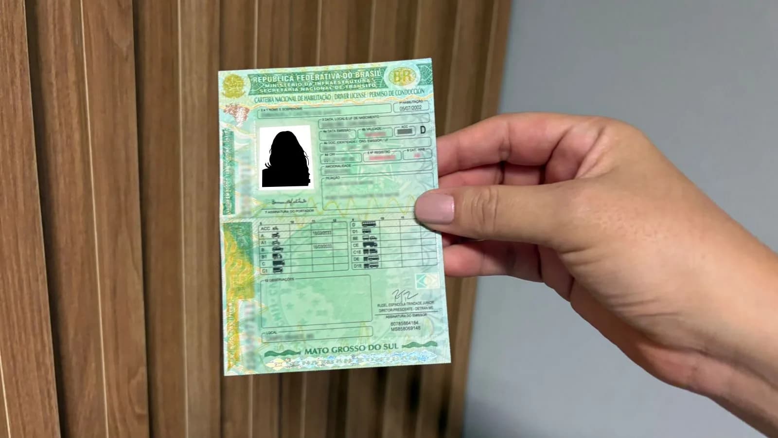 Carteira Nacional de Habilitação de Mato Grosso do Sul segura na mão