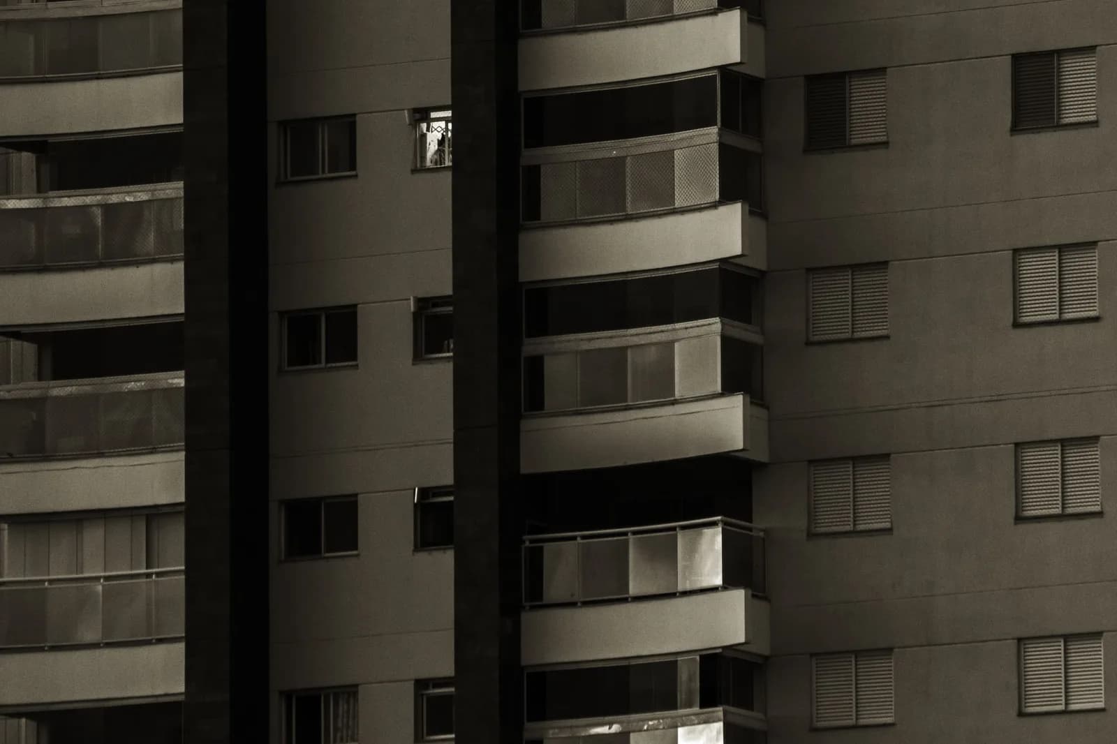 Fachada de casa residencial em rua arborizada