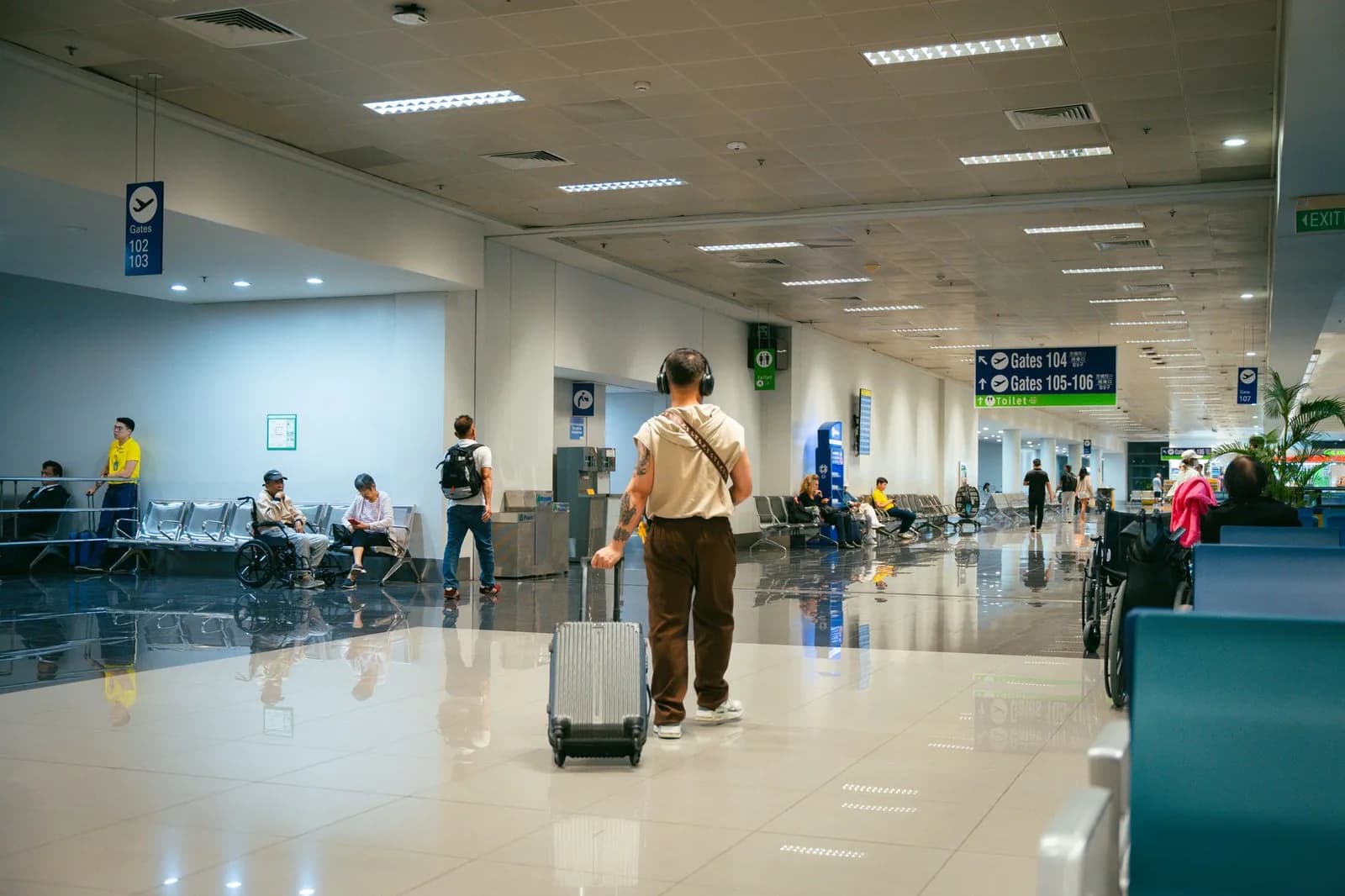 Passageiro em cadeira de rodas no aeroporto