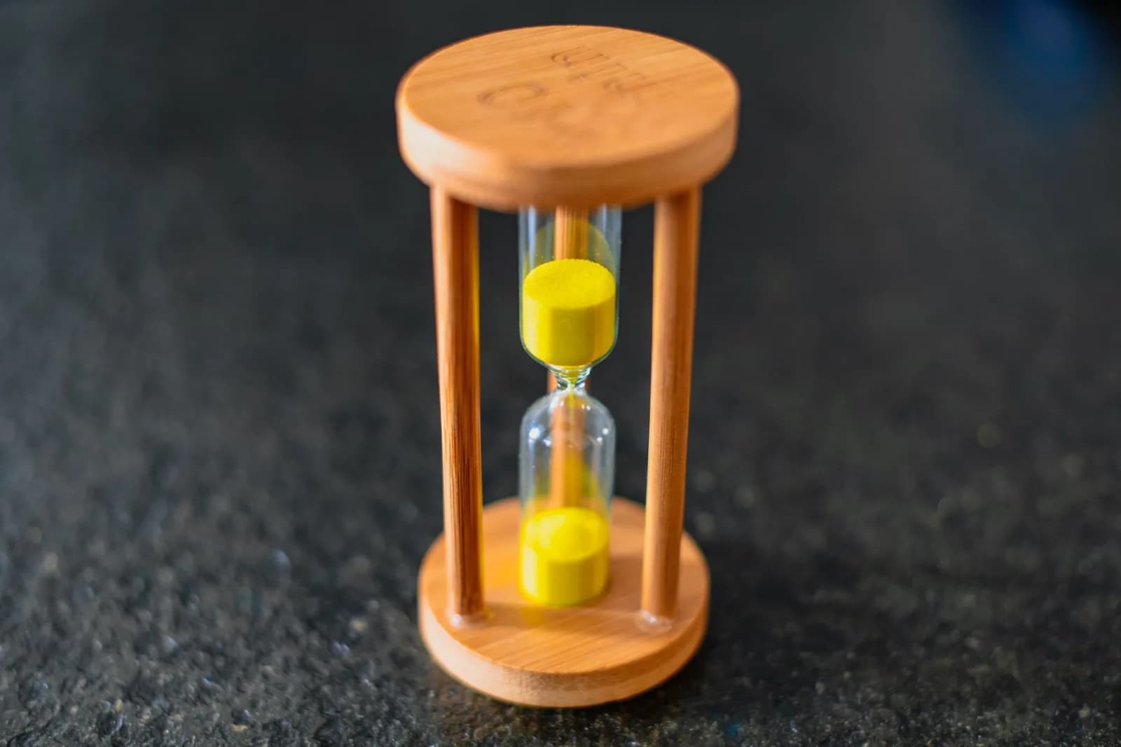 Ampulheta sobre a mesa