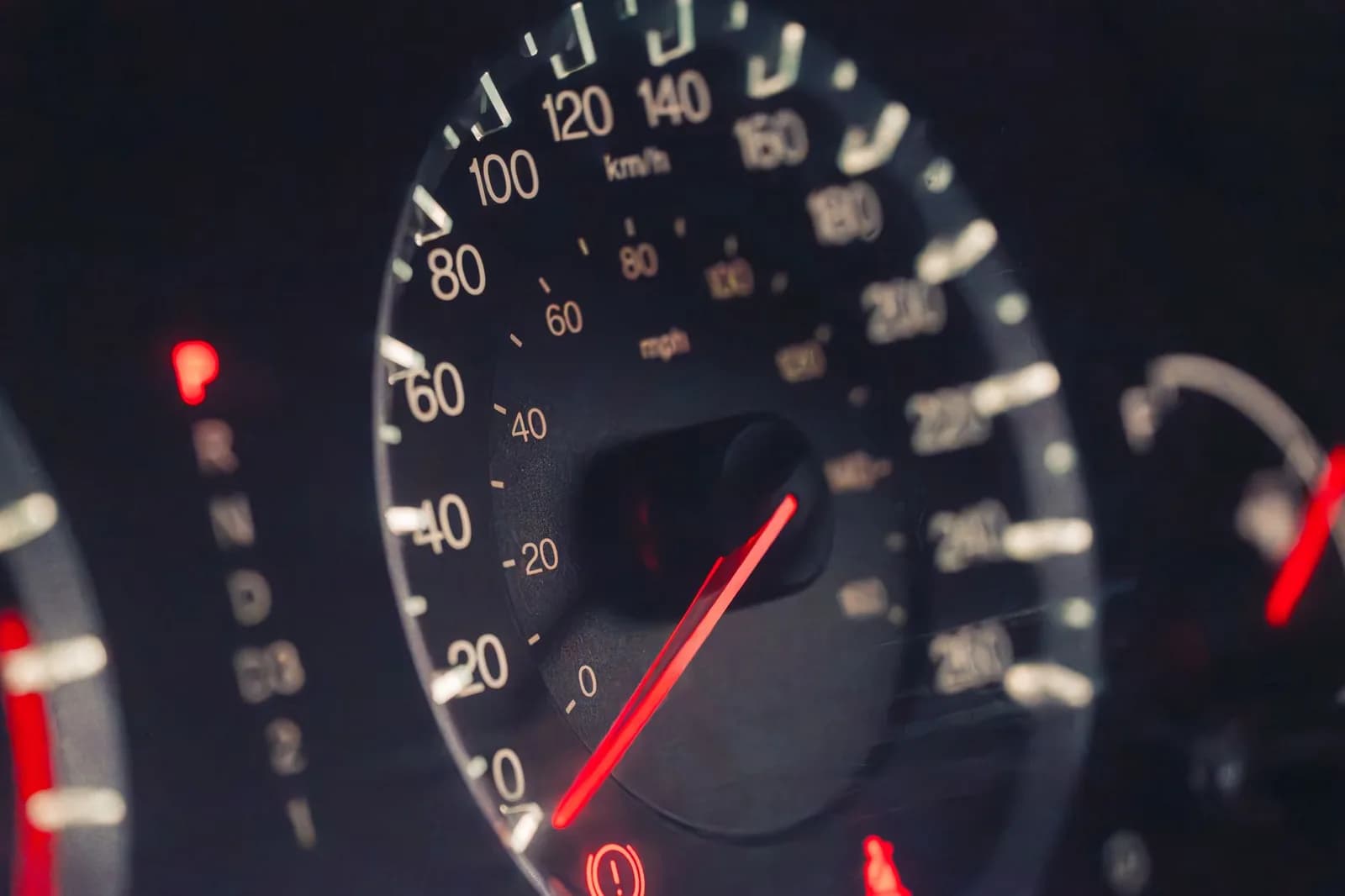Velocímetro no painel do carro