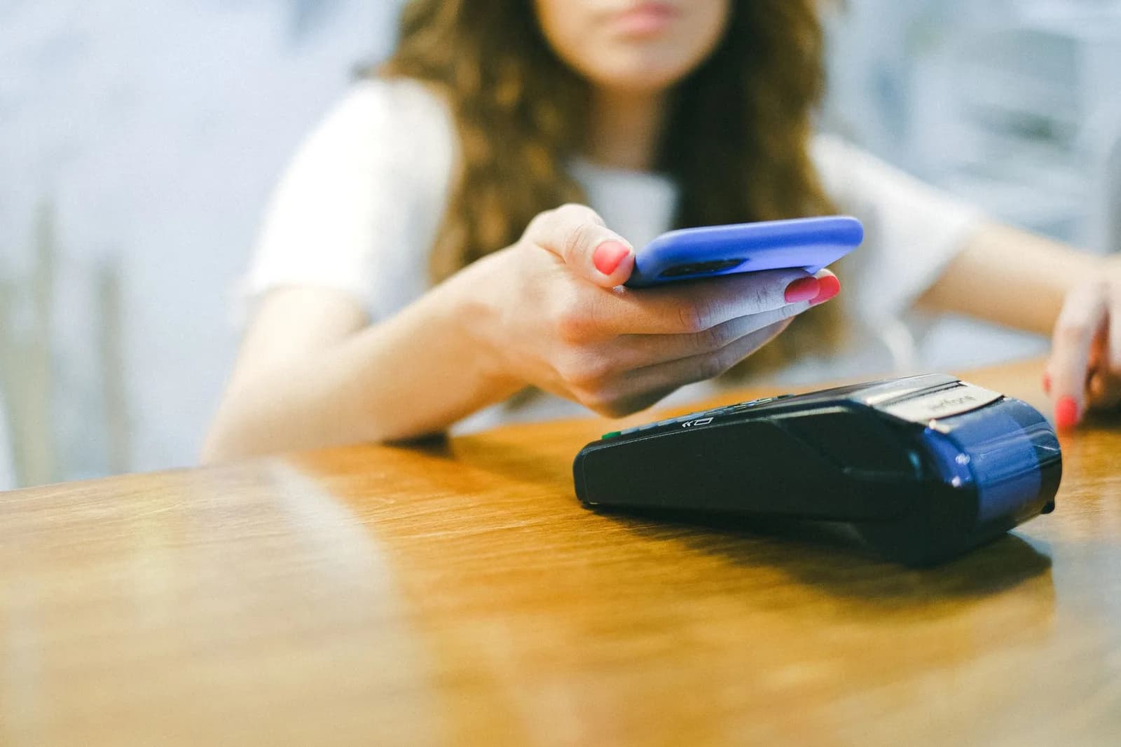 Pessoa usando o celular para transação financeira