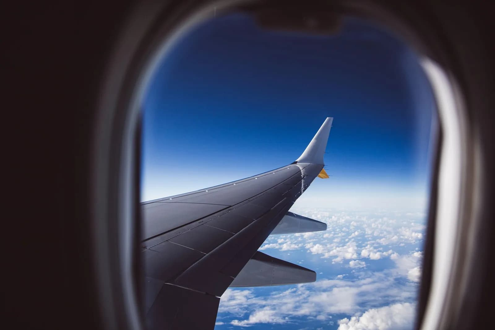 Avião em voo acima das nuvens