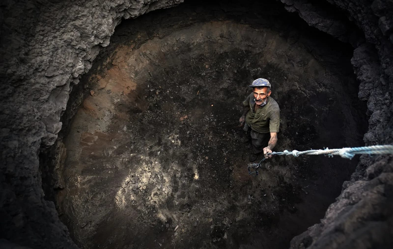 Trabalhador com capacete em túnel de mina subterrânea