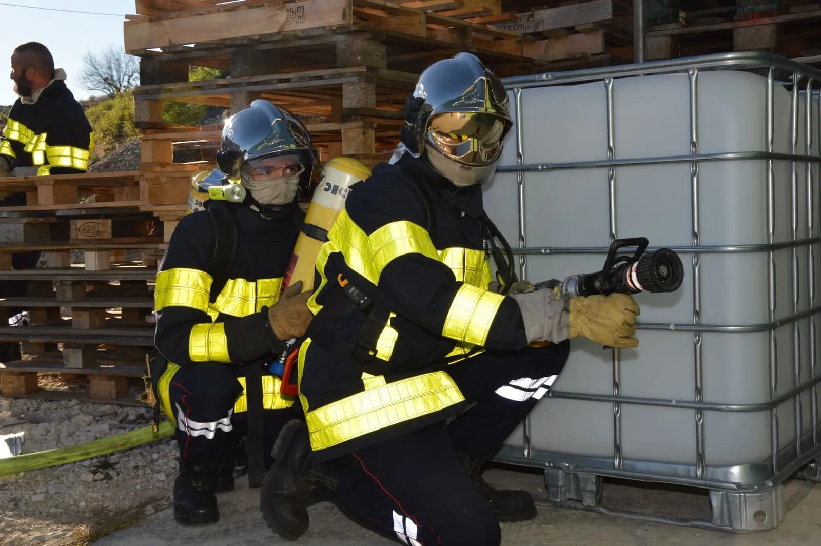 Bombeiros com equipamento de proteção em treinamento
