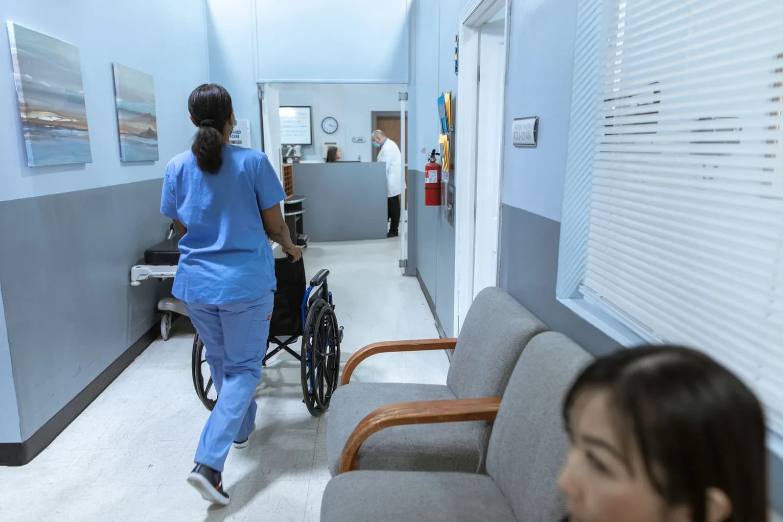 Corredor de hospital com profissional de saúde ao fundo