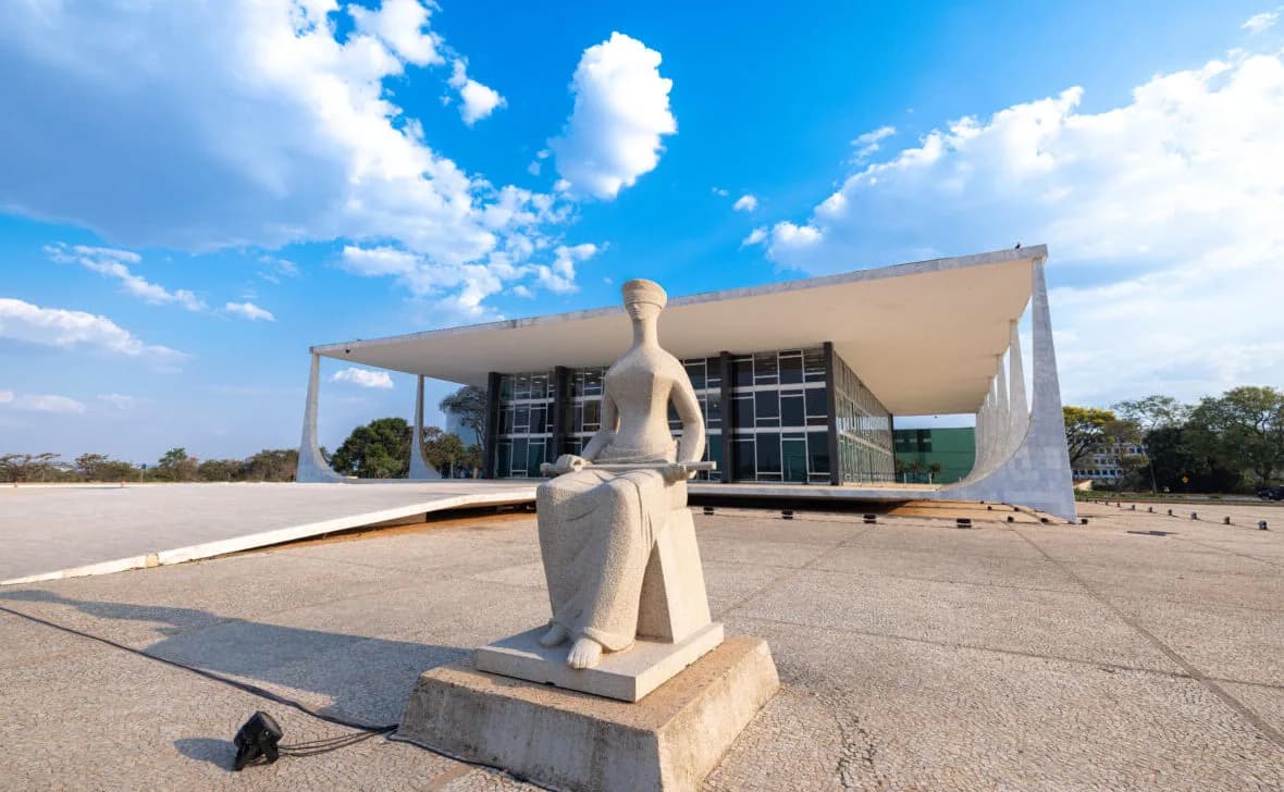 Escultura A Justica em frente a fachada do Supremo Tribunal Federal em Brasilia