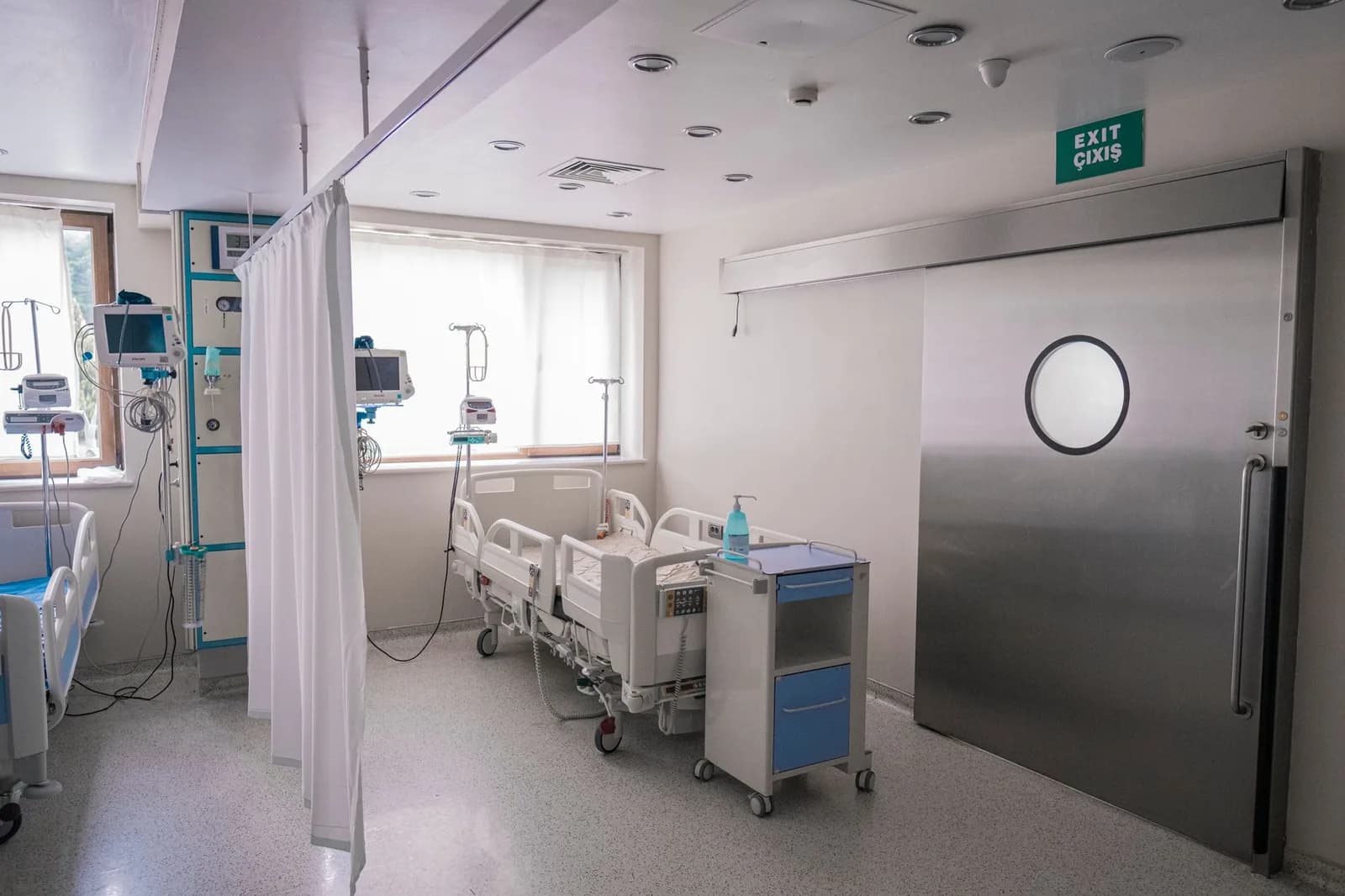 Sala de hospital vazia com leito e equipamentos médicos
