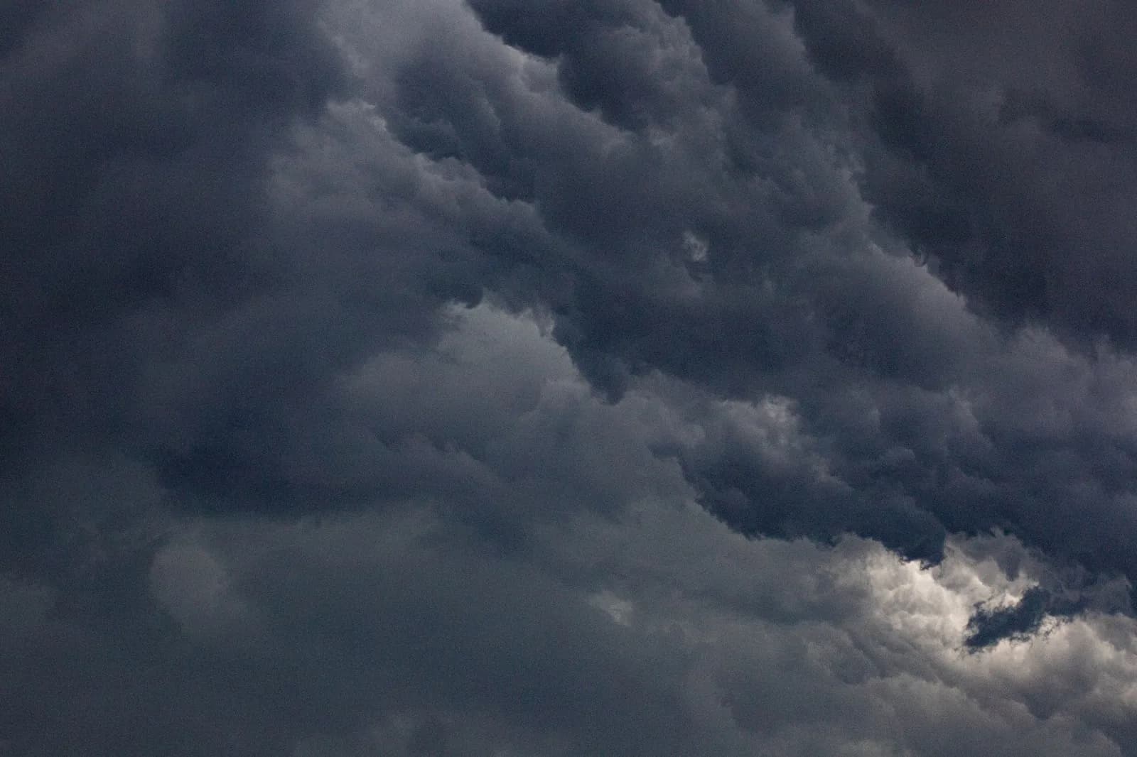 Nuvens escuras de tempestade cobrindo o céu