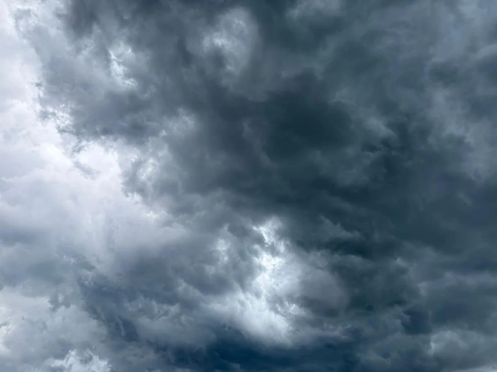 Nuvens escuras de tempestade cobrindo o céu.