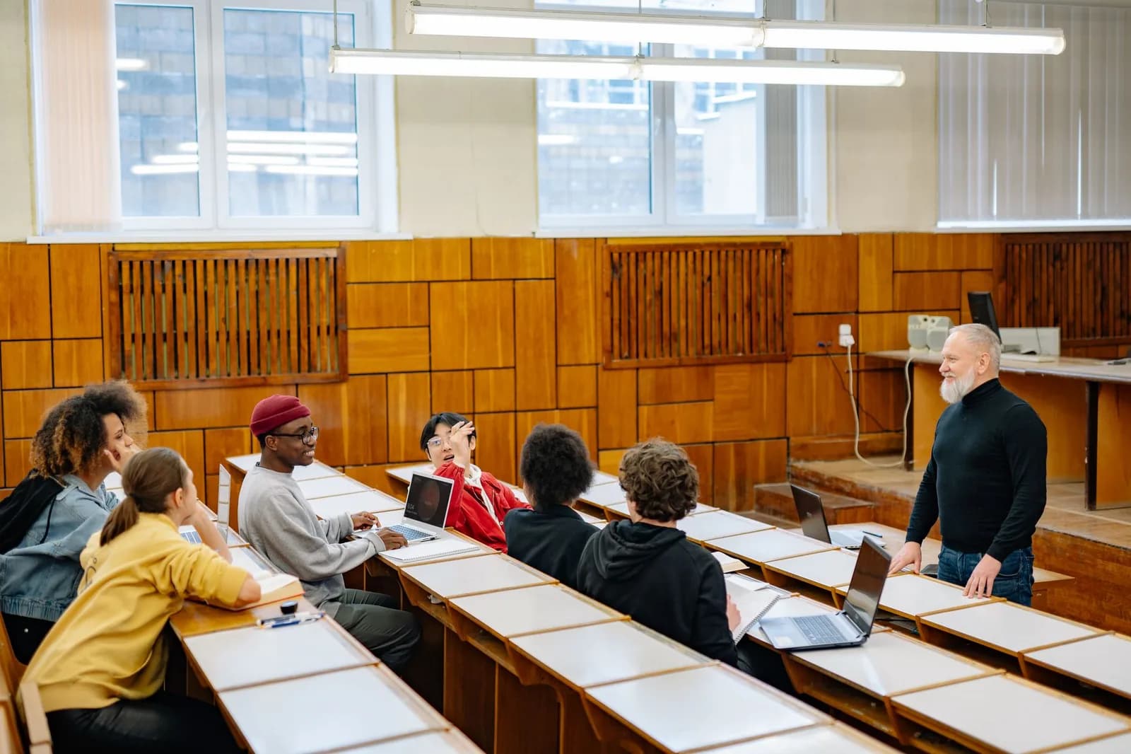 Professor dando aula em sala de universidade
